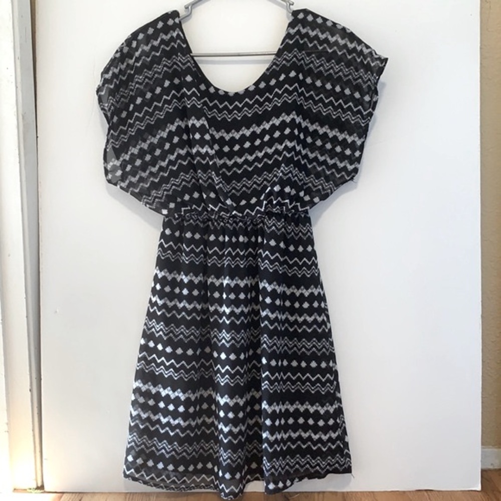 • Black and white dress •